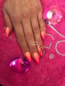 Pose de faux ongles en resine babycolor orange et rose fluo